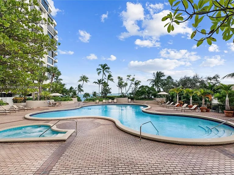 520 Brickell Key Dr #A704