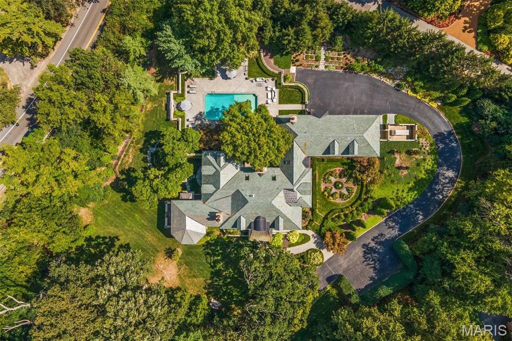 8 Chateau Oaks 