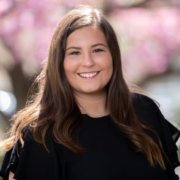 Caroline Lanzo Lexington, MA Real Estate Agent Headshot
