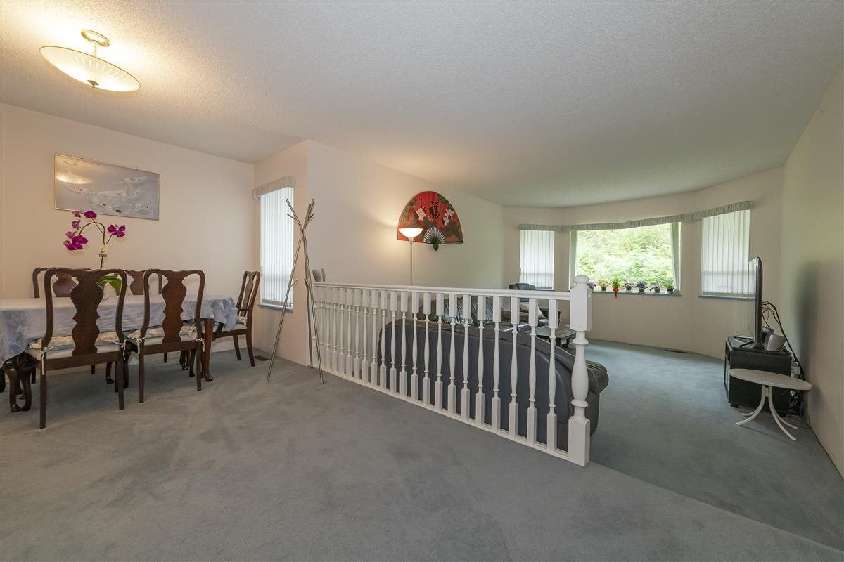 828 Porteau Pl