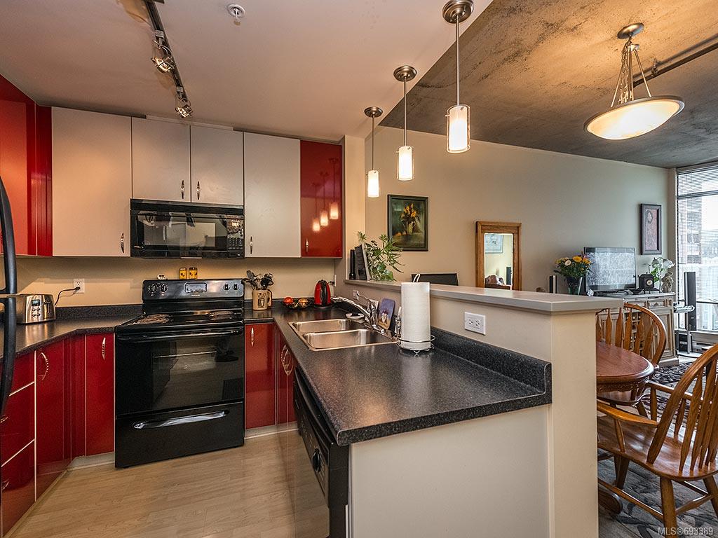 507-860 View St