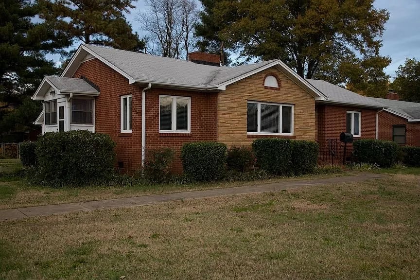 836 E Woodlawn Rd