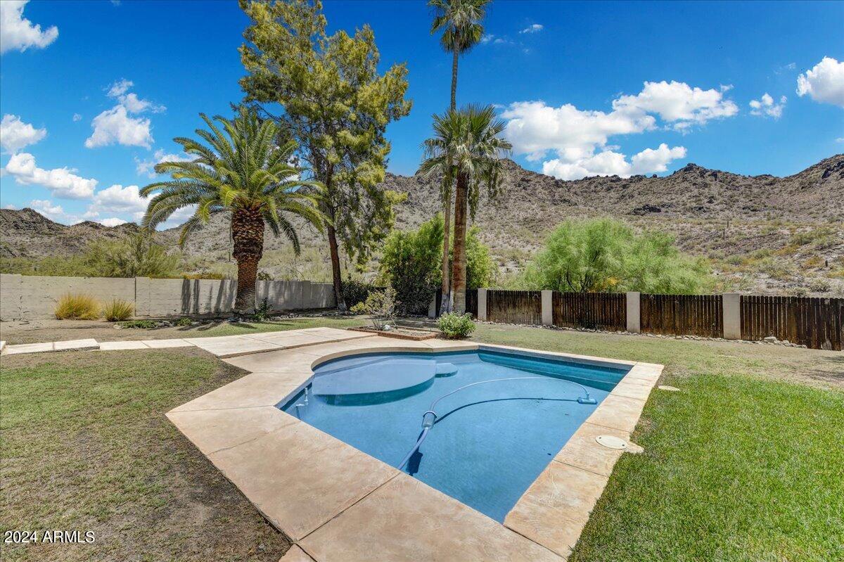 2347 E Orangewood Ave