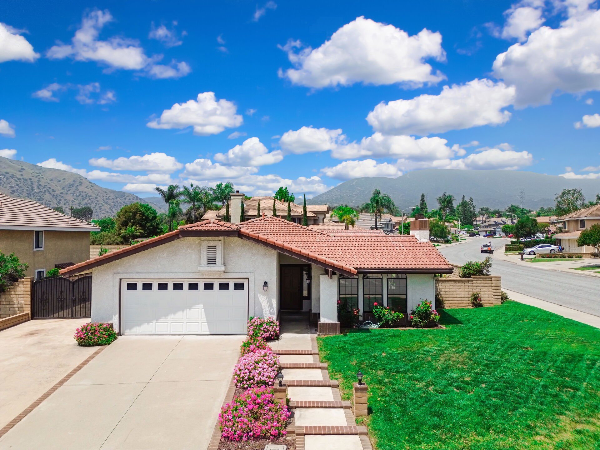 5697 Los Robles