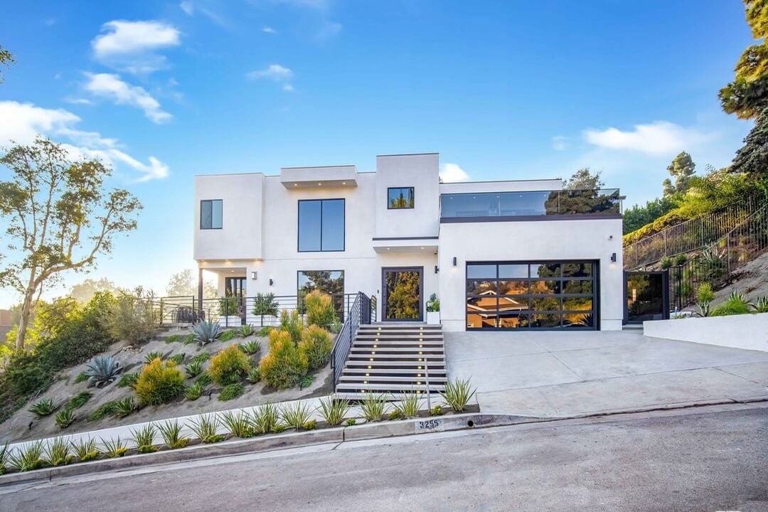 Canyon Lake Dr, 90068