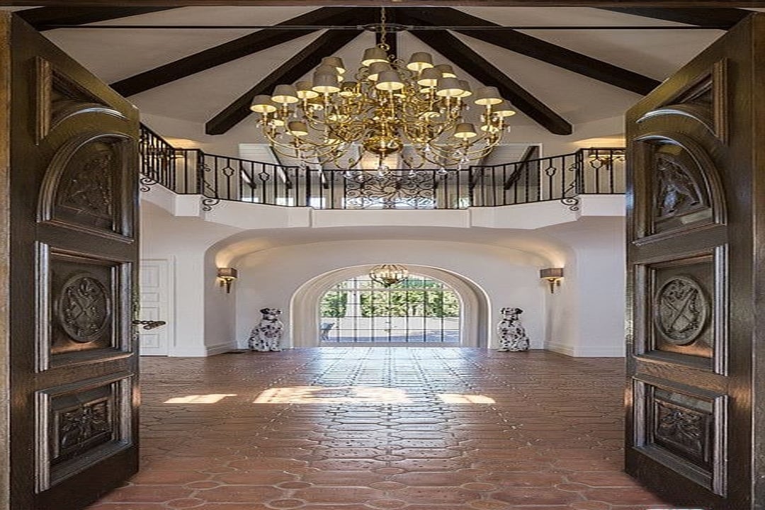 Benedict Canyon Dr, 90210