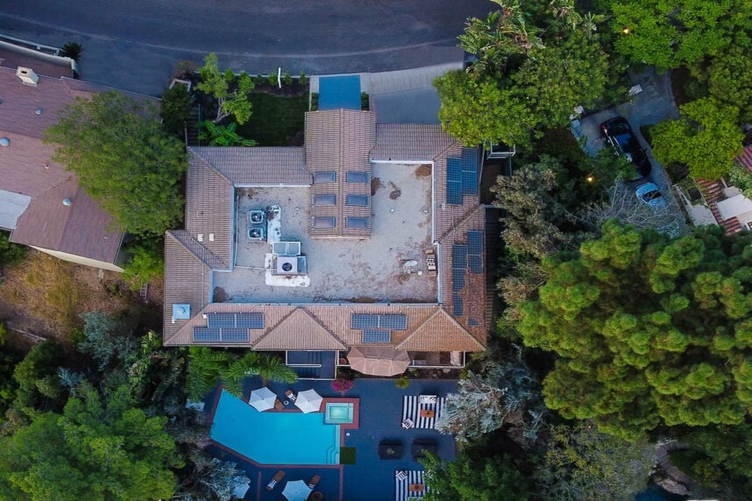 Solaris Manor, N Knoll Dr, 90068