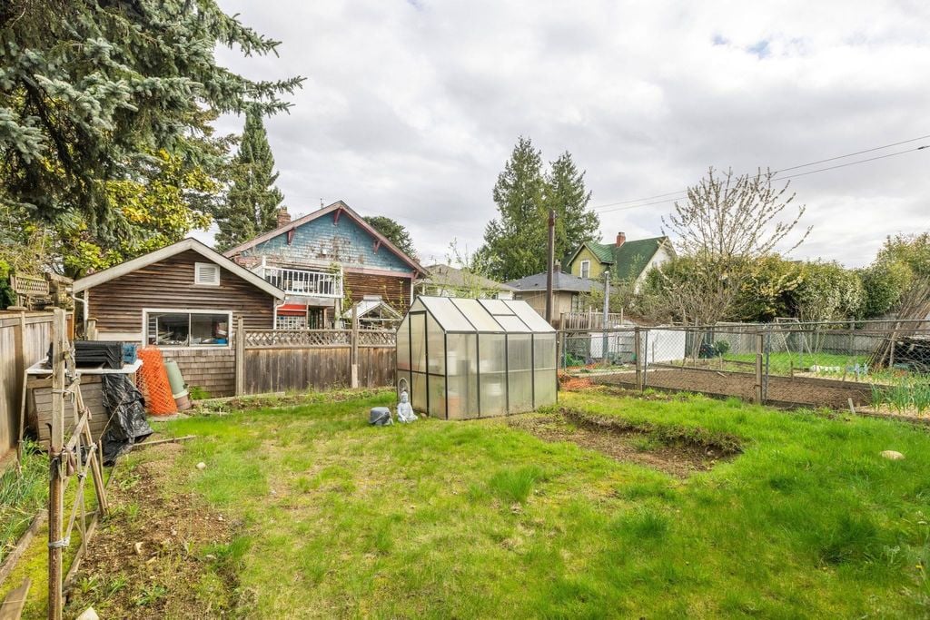 21 E King Edward Ave