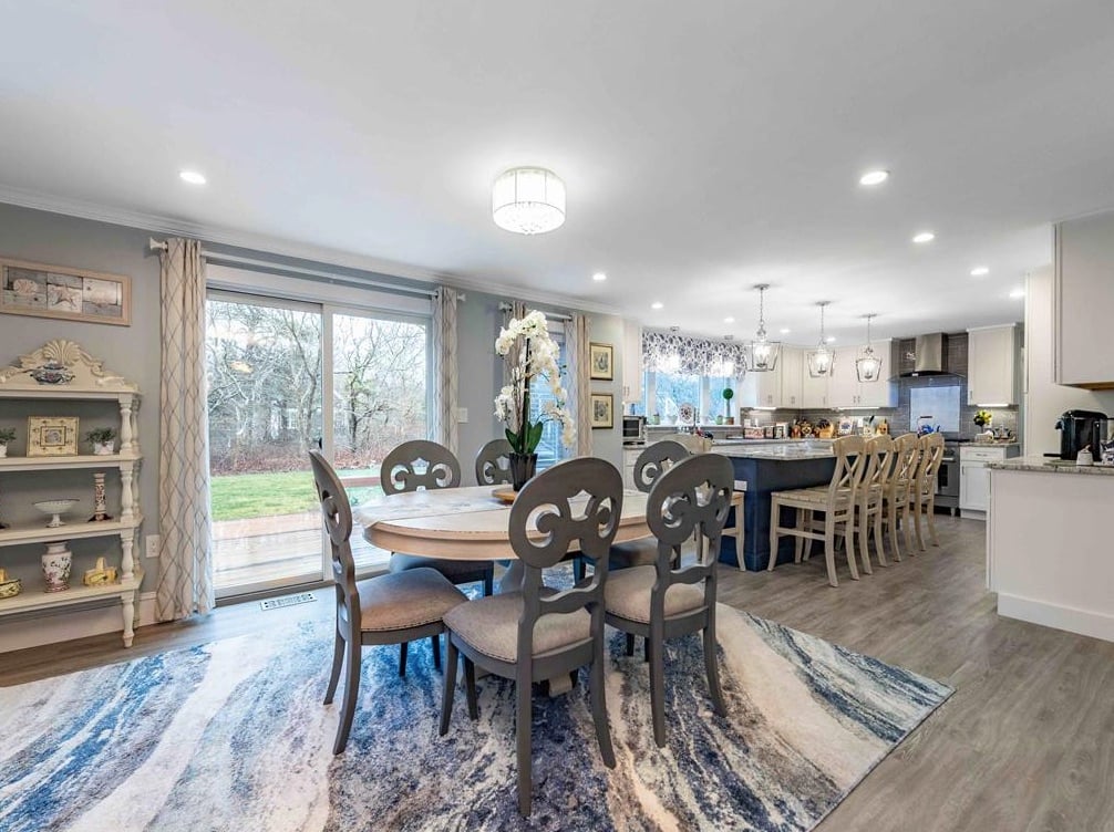 6 Schoolhouse Ln