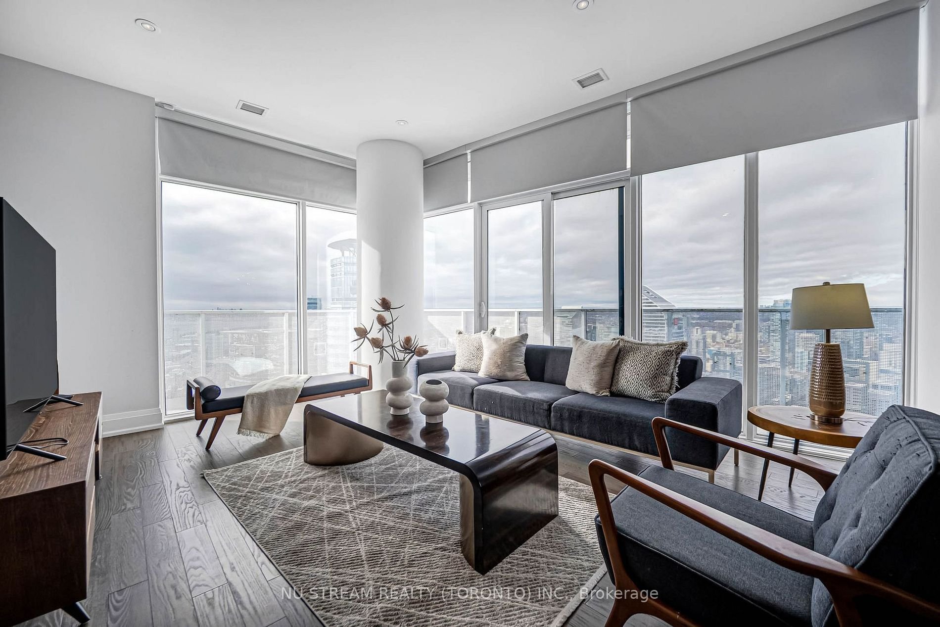 ICONIC LIVING AT 100 HARBOUR ST
