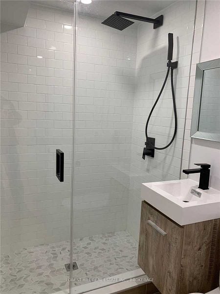 291 Brighton Ave Unit: Lower