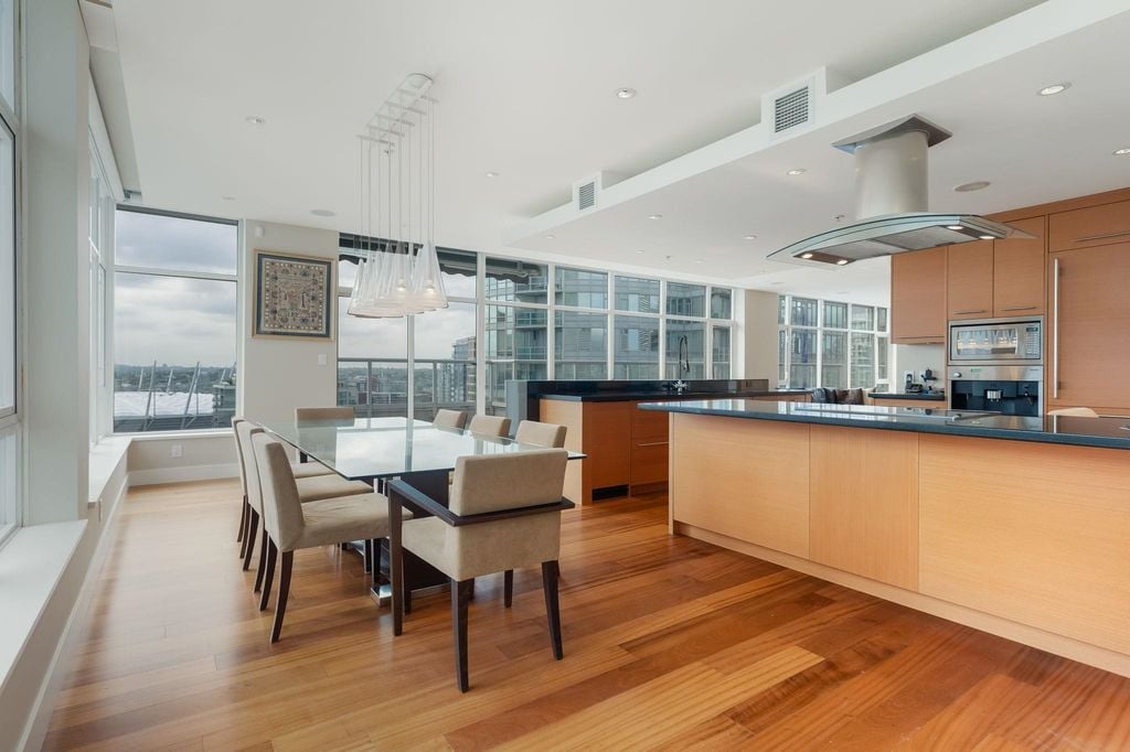 480 Robson St, #1901