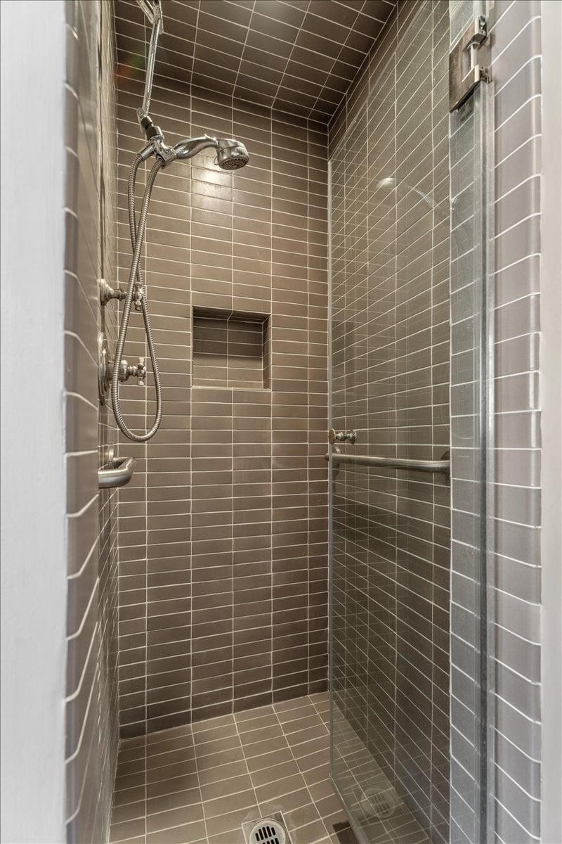 Toluca Lake 5  + 4 Traditional witih Pool & Guest House