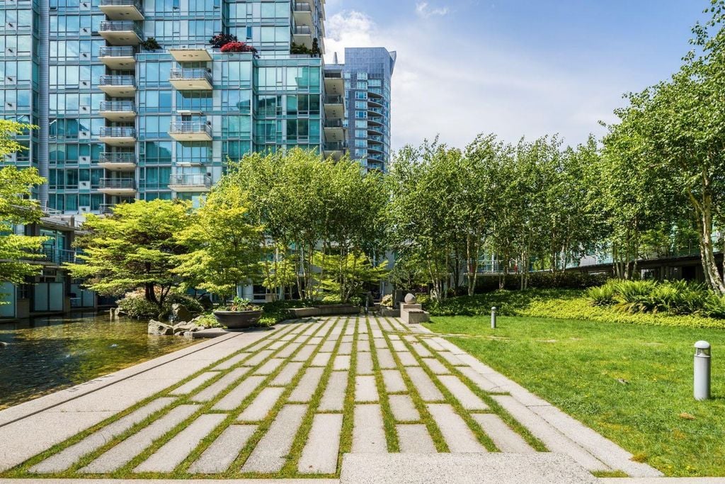 590 Nicola St, #2205