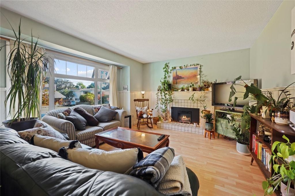 1563 San Juan Ave