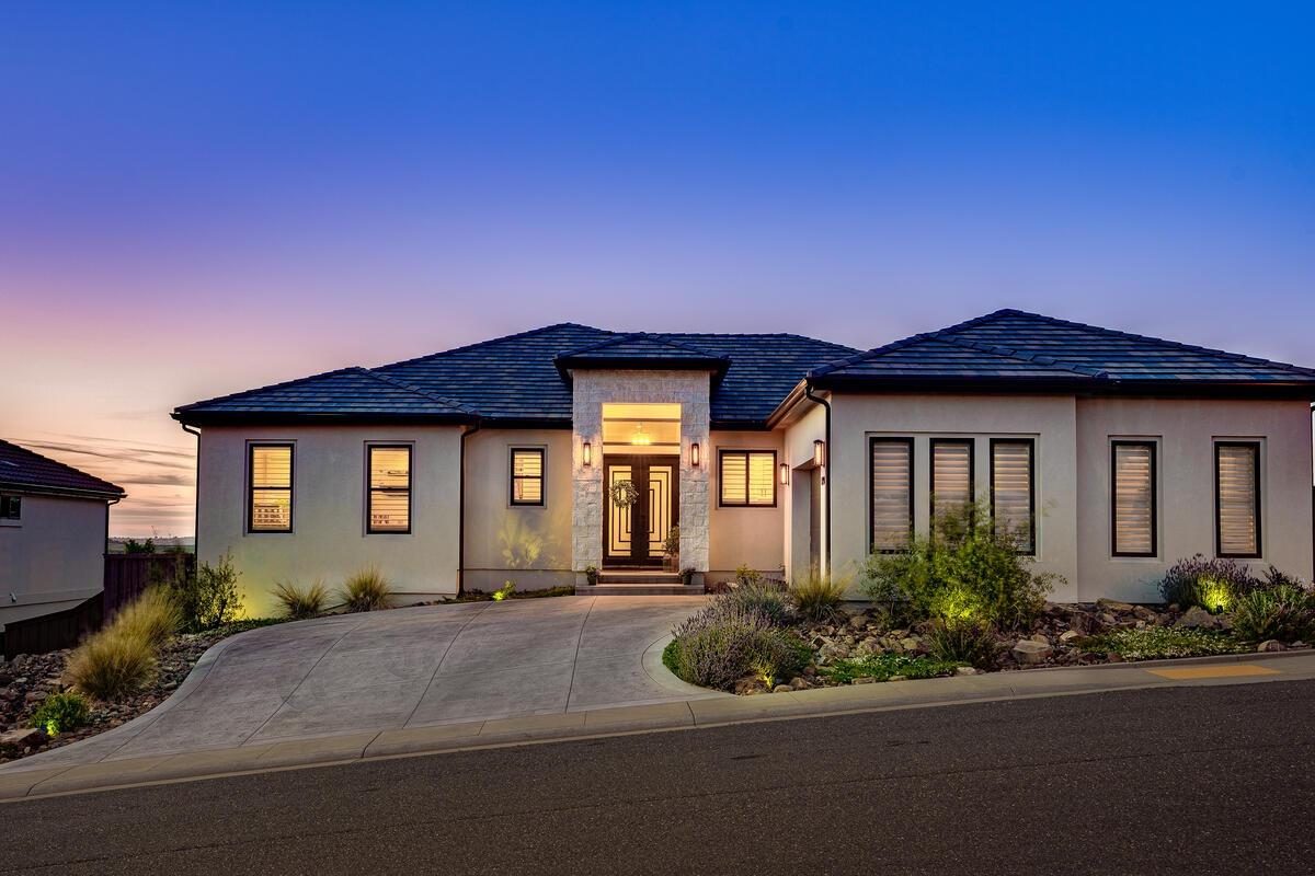 Previously listed for 120 days - Sold for $39,000 more than previously listed price