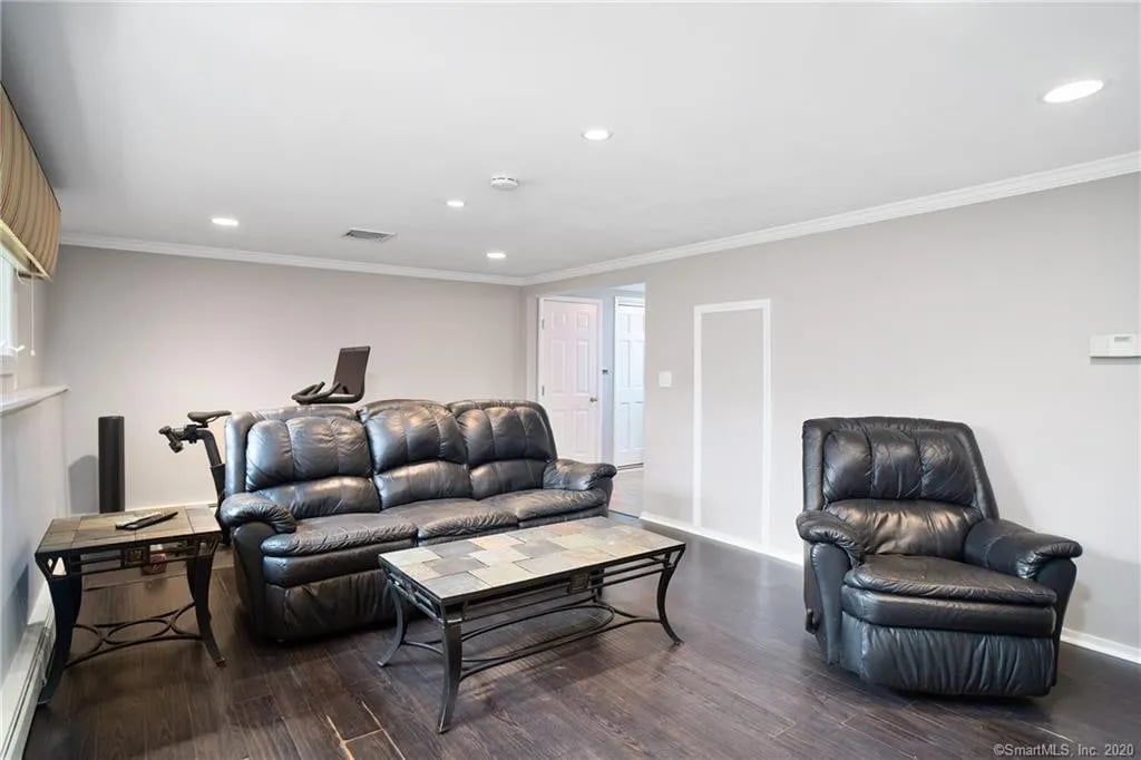 28 Surrey Dr, Norwalk