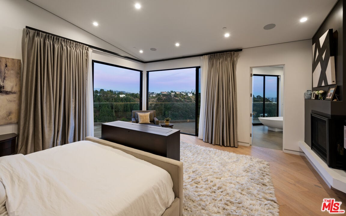 Aurelian Crest, Linda Flora Dr, 90049