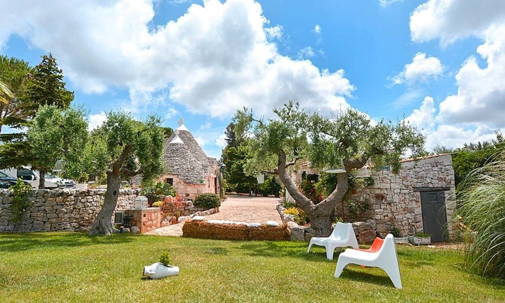 Character Filled Trulli With Pool Near Castellana Grotte