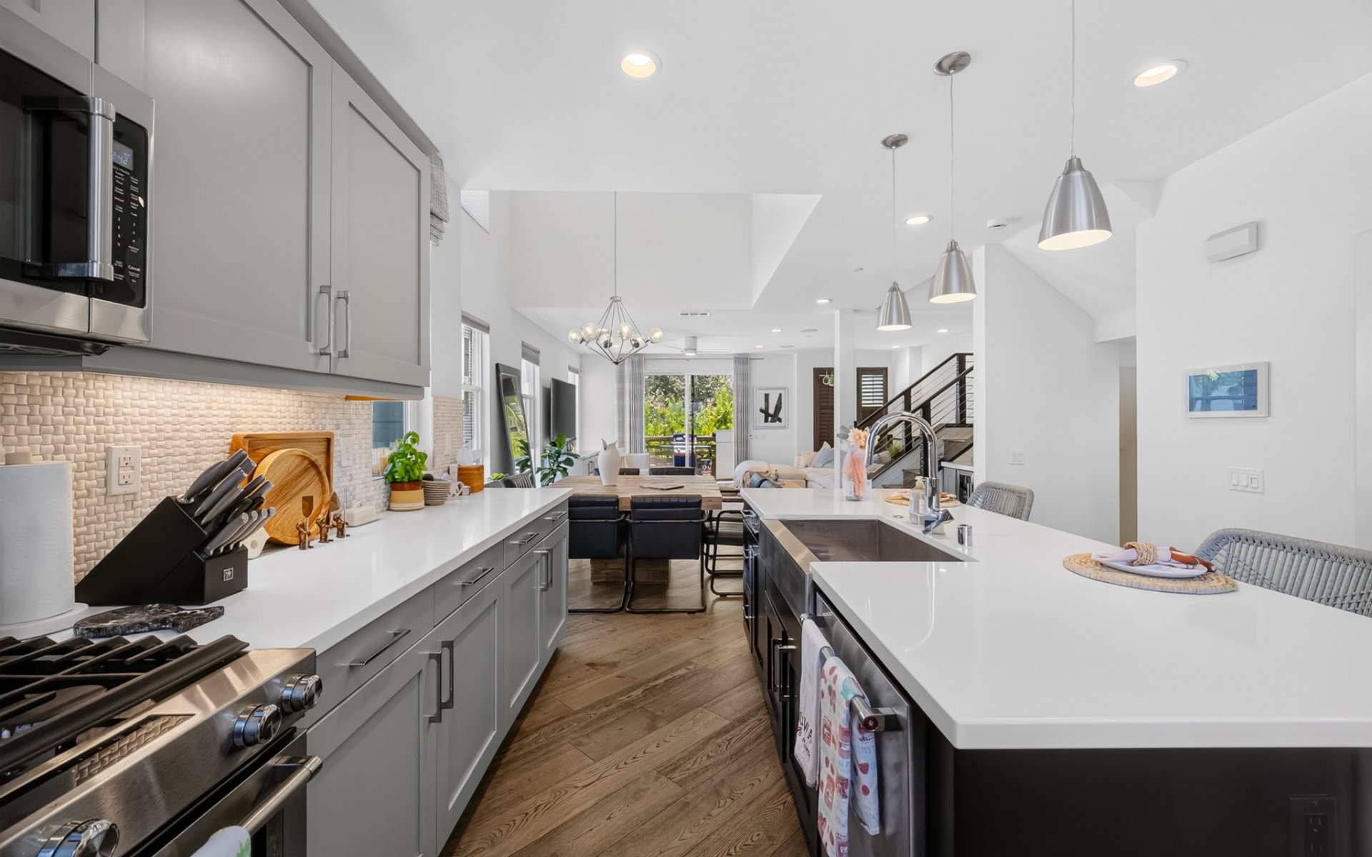 1687 Grand View