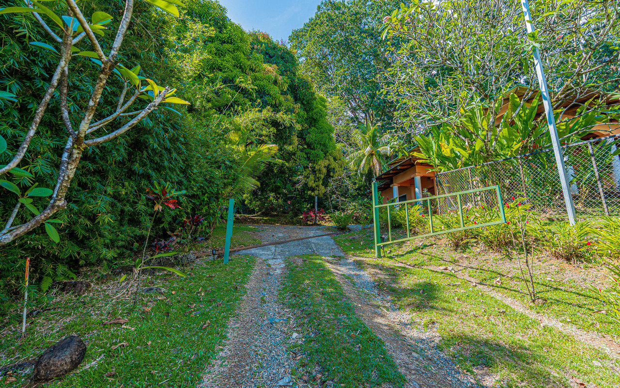 WHALE’S TAIL OCEAN VIEW ESTATE WITH EXTRA LOT 