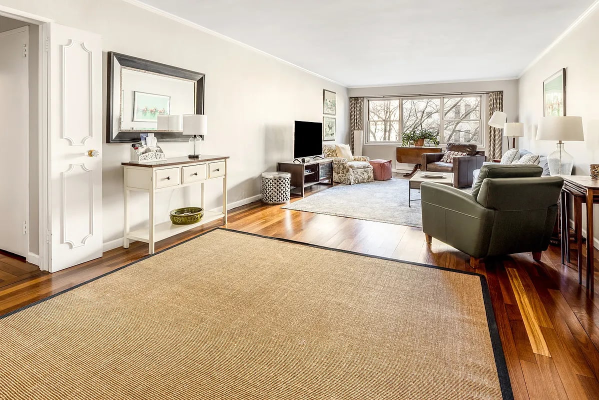 70 E 10th St #7H