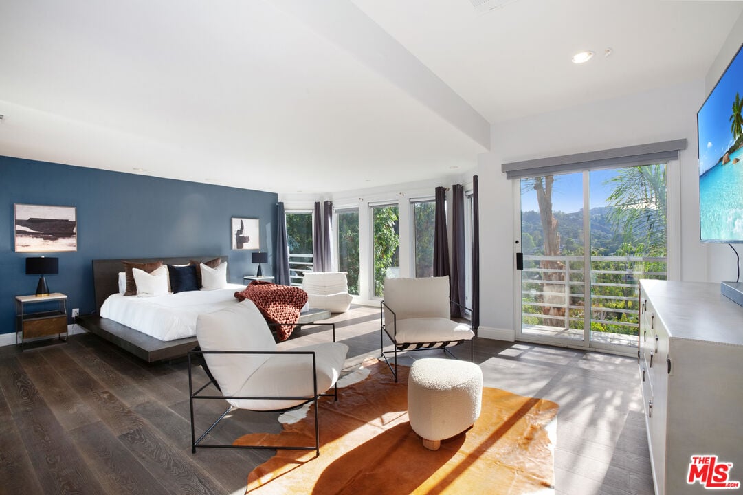 Solaris Manor, N Knoll Dr, 90068