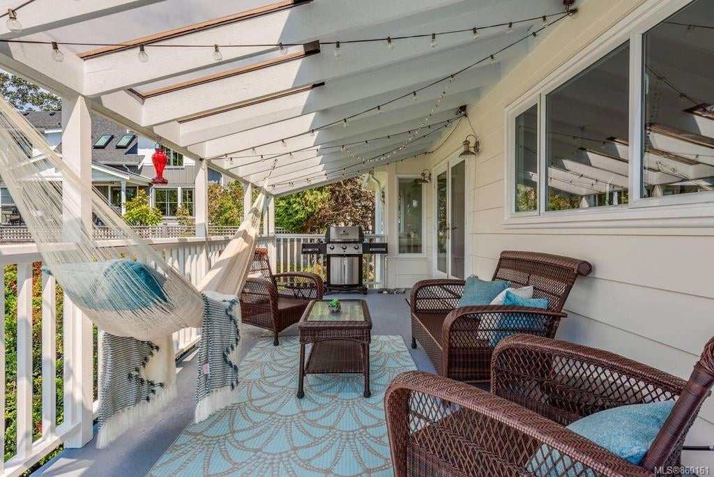 3084 Cadboro Bay Rd