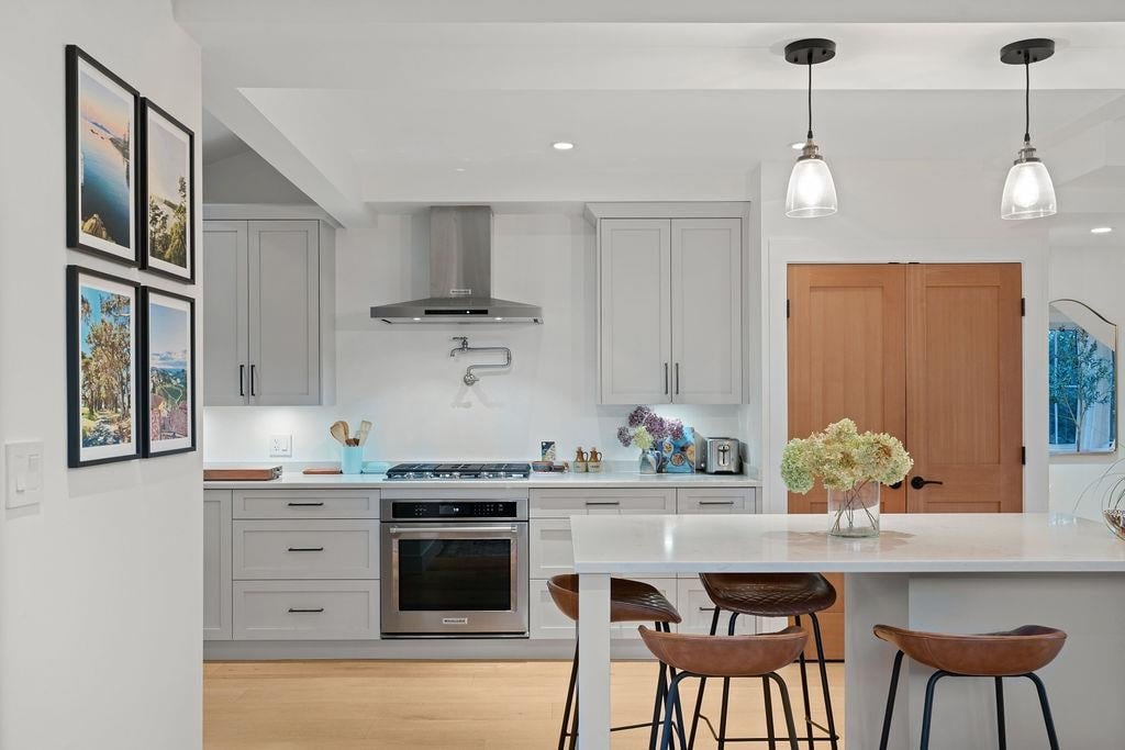 230 E 28 St