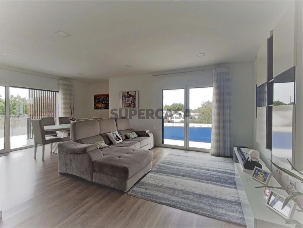 Modern 2-Bed, 2-Bath Apartment in Central Marinha Grande – Near Nazaré