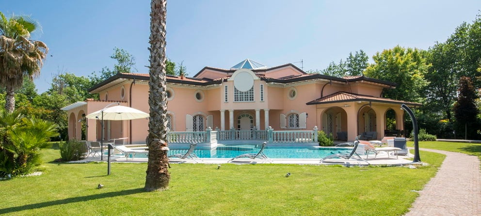 New Luxury Villa with Large Pool and Gardens in Forte dei Marmi