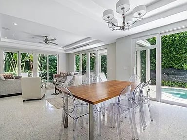 216 Colonial Ln