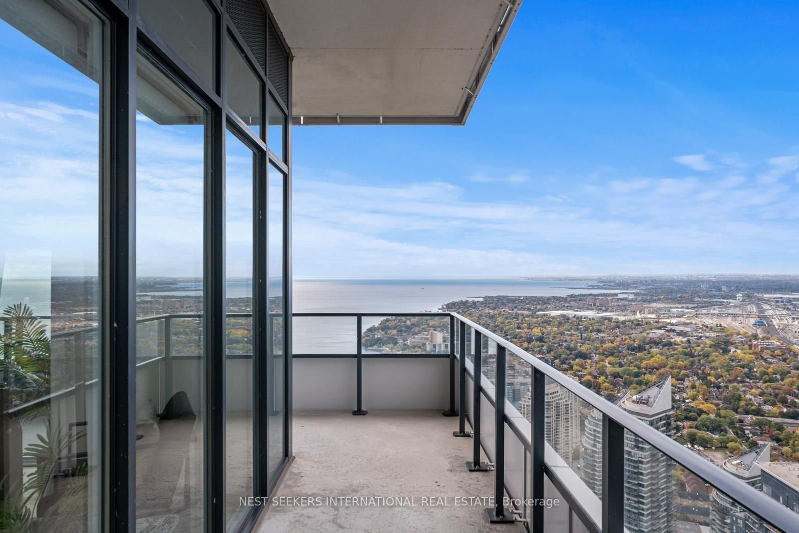 LUXURY AT SKYTOWER 