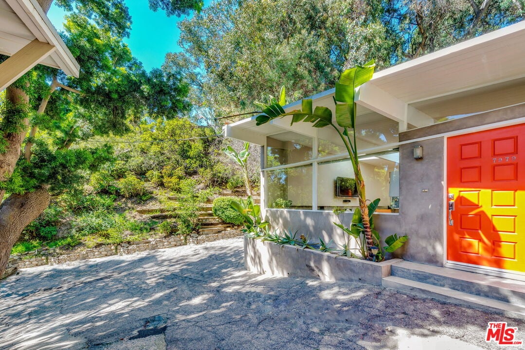 7979 Willow Glen Rd