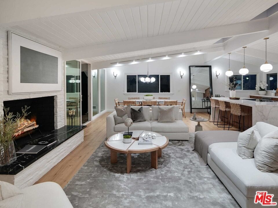 218 N Bundy Dr