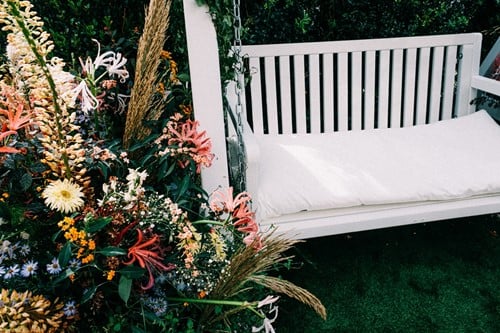 Lawn Benches: Top Trends to Try in Your Outdoor Space