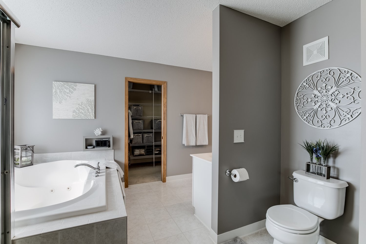 Beautiful 2-Story in Desirable OakParke Estates