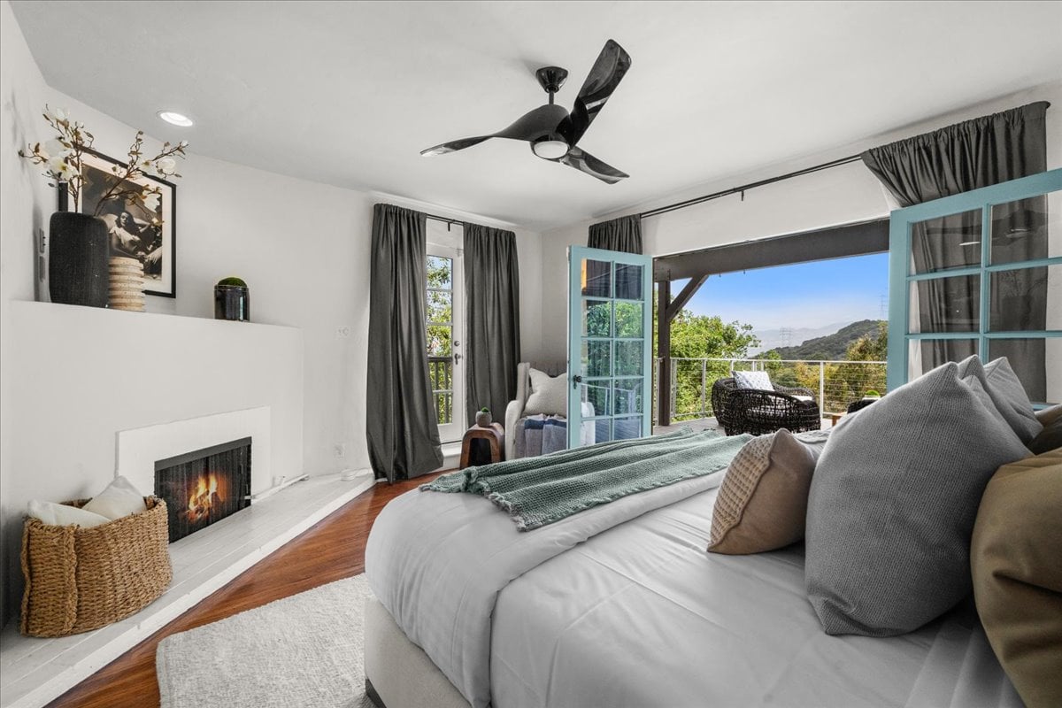 Lake Hollywood 4 + 2 Spanish Home with Views 