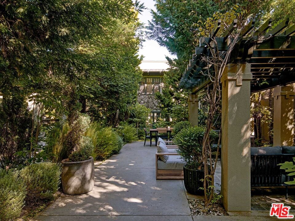 2020 Georgina Ave