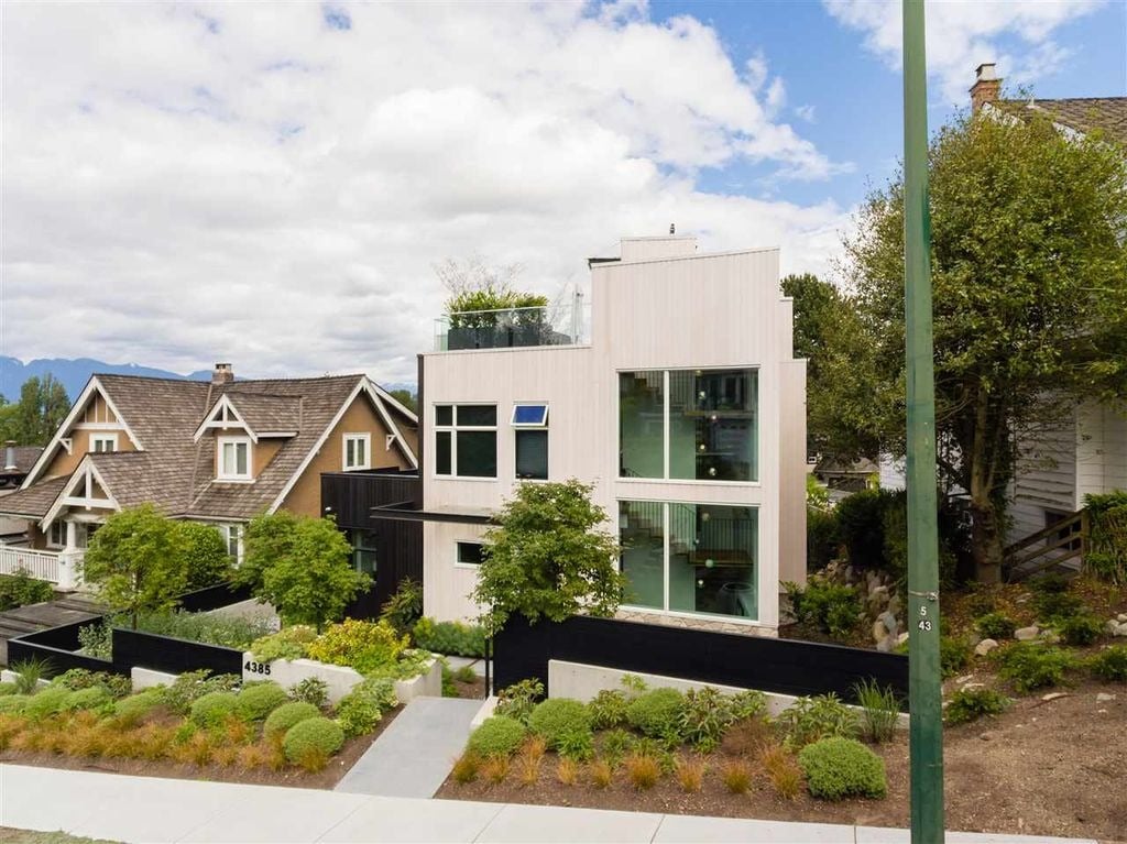 4385 Locarno Cres
