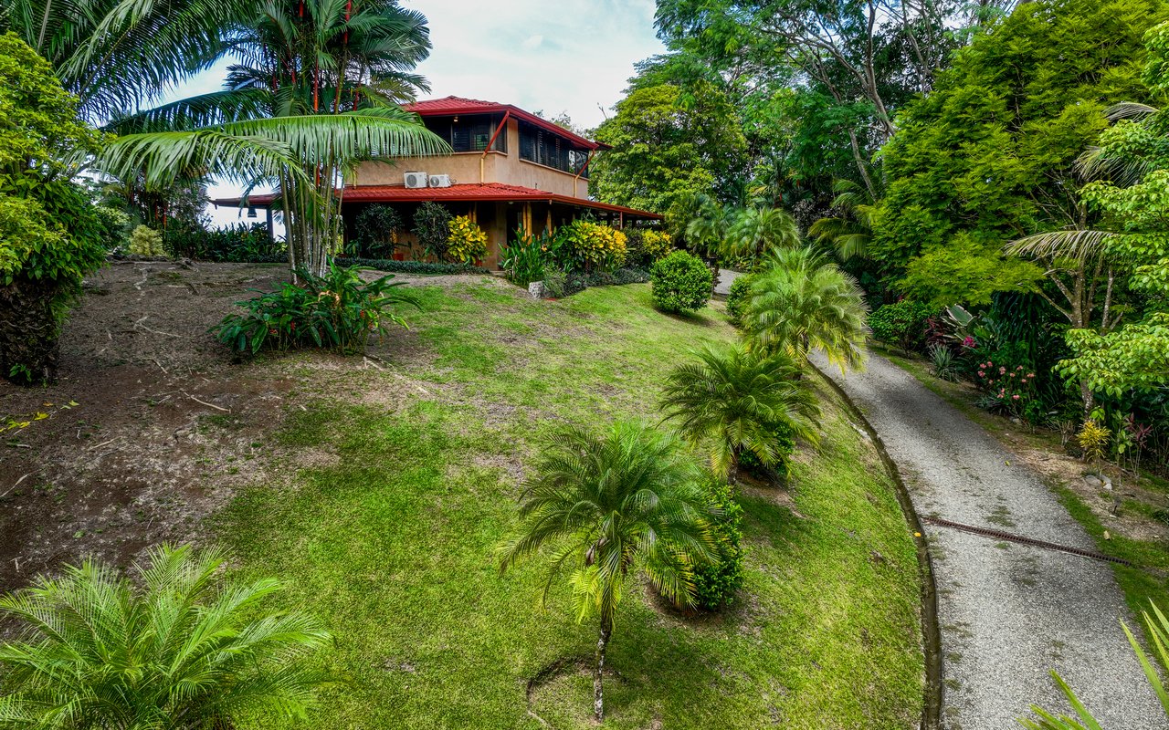 Tropical Getaway with Two Villas and Lush Gardens Near the Heart of Uvita