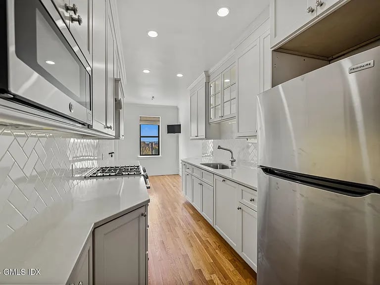 40 W Elm St #2D