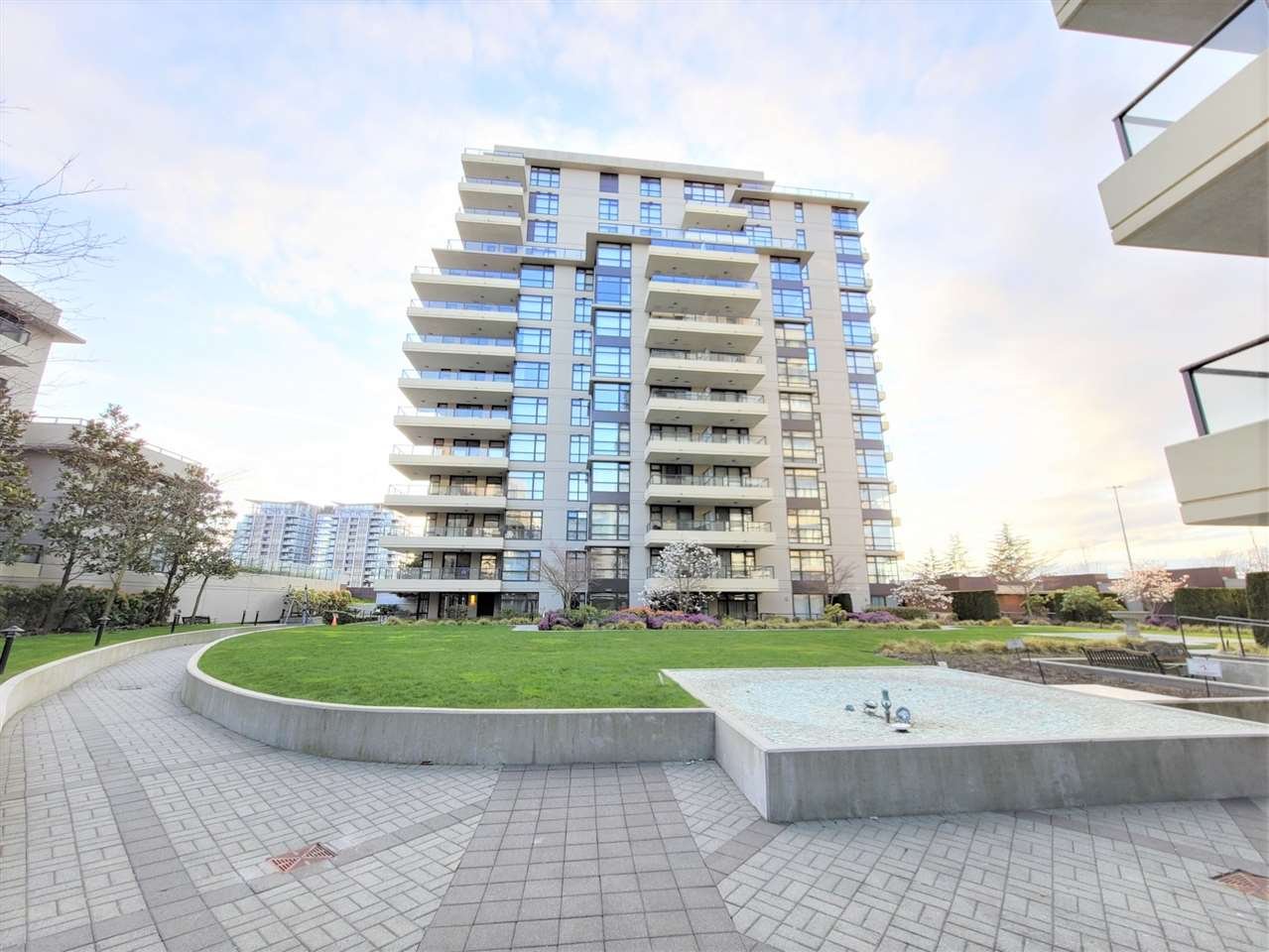 1104-8160 Lansdowne Rd