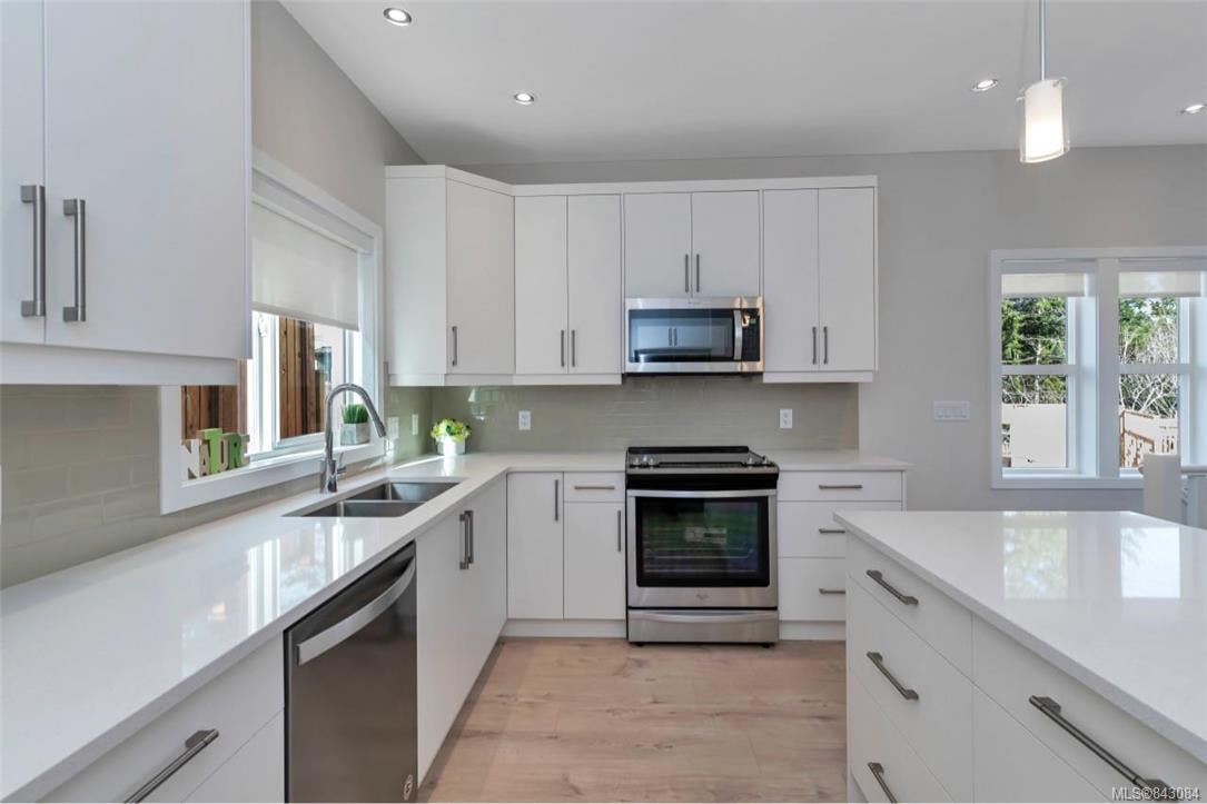 925 Echo Valley Pl, Langford