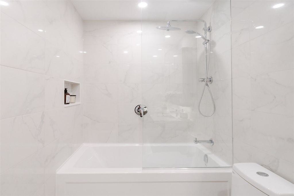 5693 Elizabeth St, #203