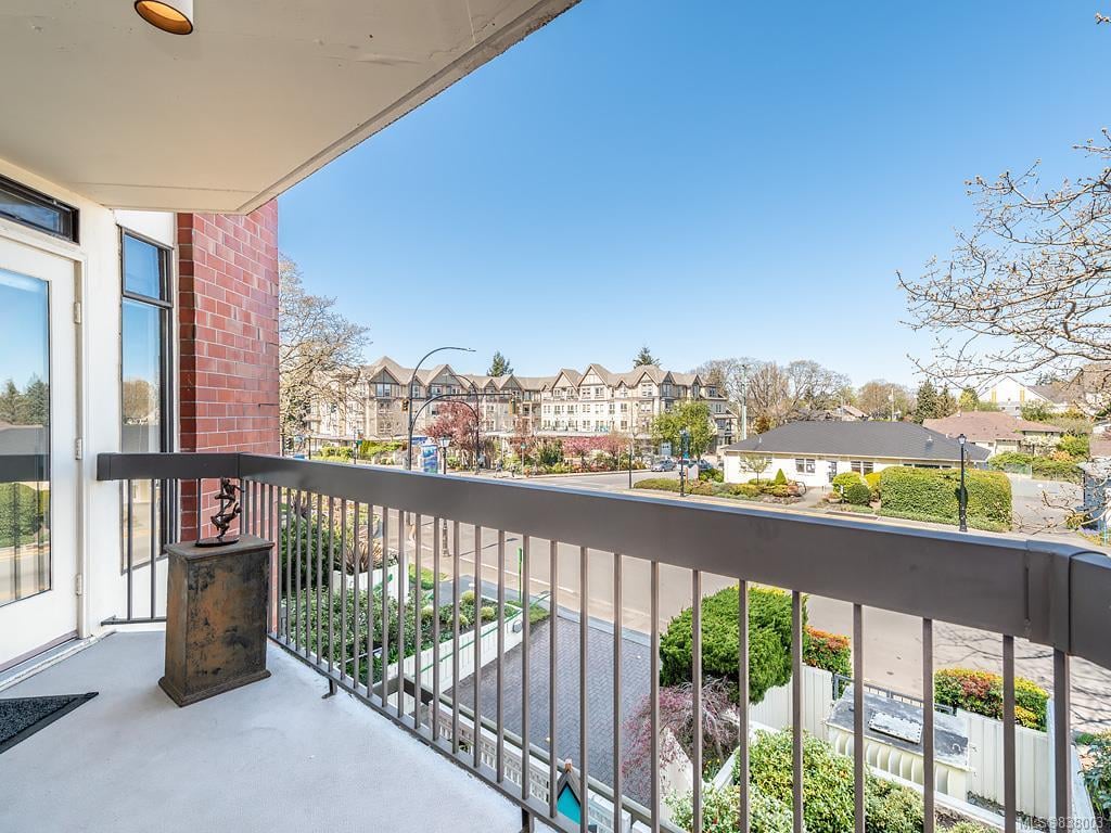 202-2119 Oak Bay Ave