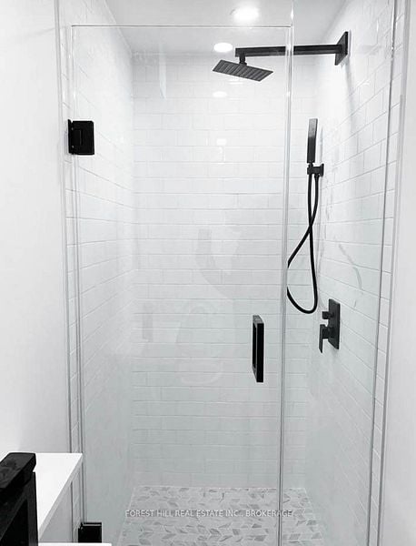 291 Brighton Ave Unit: Lower