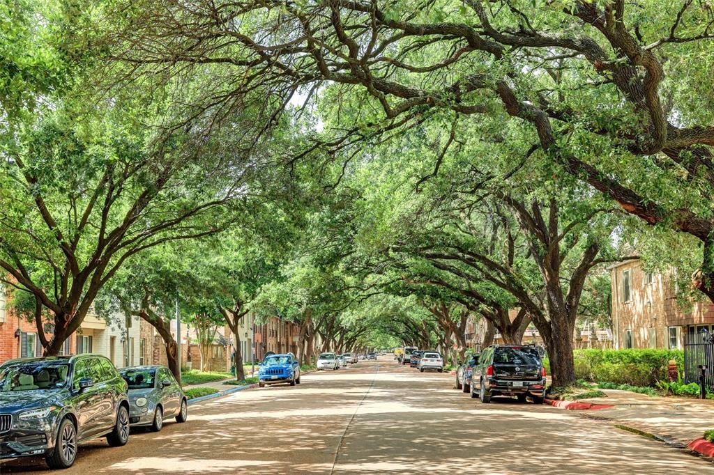 353 N Post Oak Ln, #827