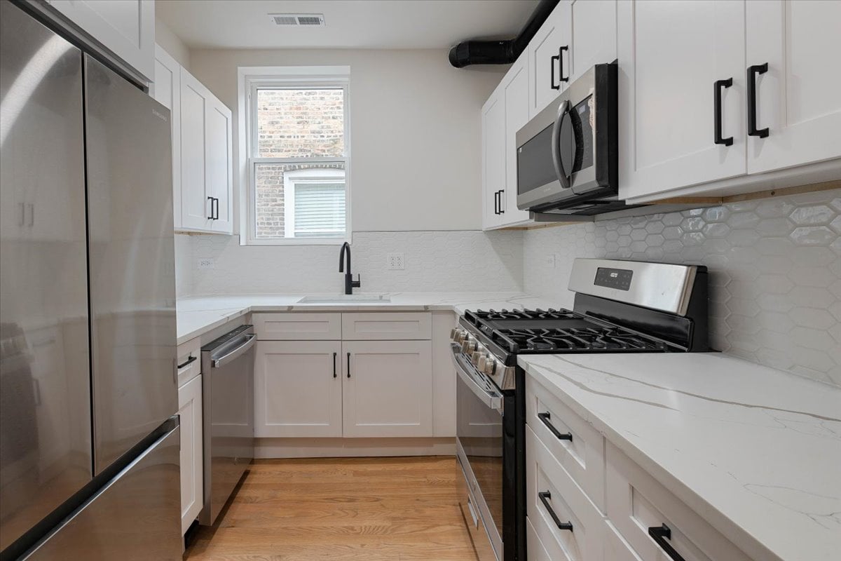 4138 N Clarendon Ave. #3R