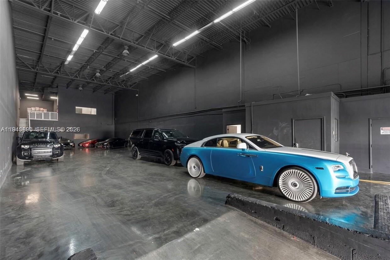 Oscar Arellano Team Represents Buyers in $2.86M Miami Industrial Deal